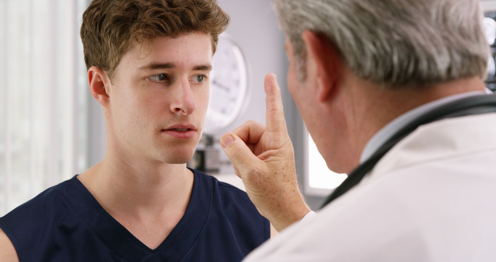 Image of Physical Therapist checking an injured worker for concussion