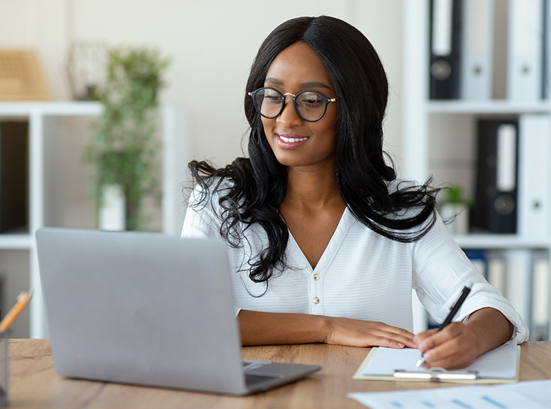 Woman watching an educational session on a laptop